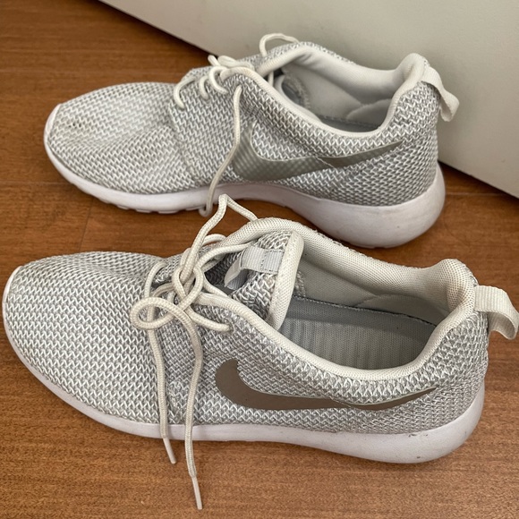 Nike Roshe One Sneaker in Light Grey/Silver - Picture 2 of 9